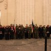 12 - Skupinová fotografie účastníků poutě ČsOL s trubači tradičního pietního aktu Last Post Ceremony pod klenbou Meninské brány v belgických Yprách. 
